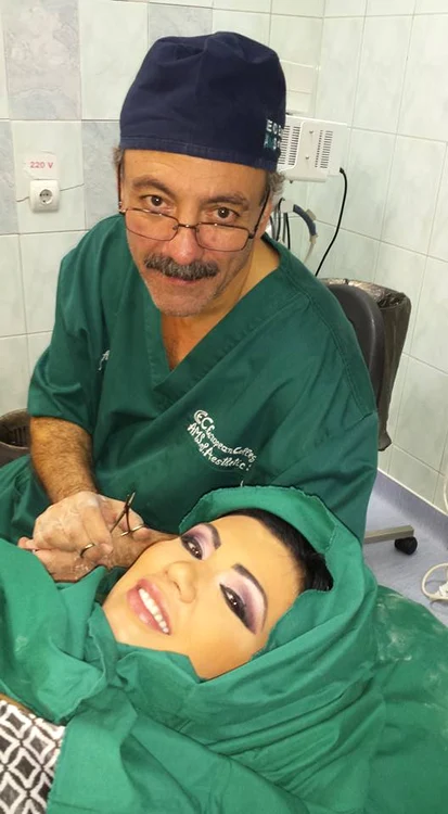 Adriana Bahmuţeanu şi medicul Abu Baker, cel care i-a refăcut urechea