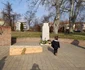 Mihai Donici la statuia lui Brâncuși de la Timișoara FOTO Ștefan Both