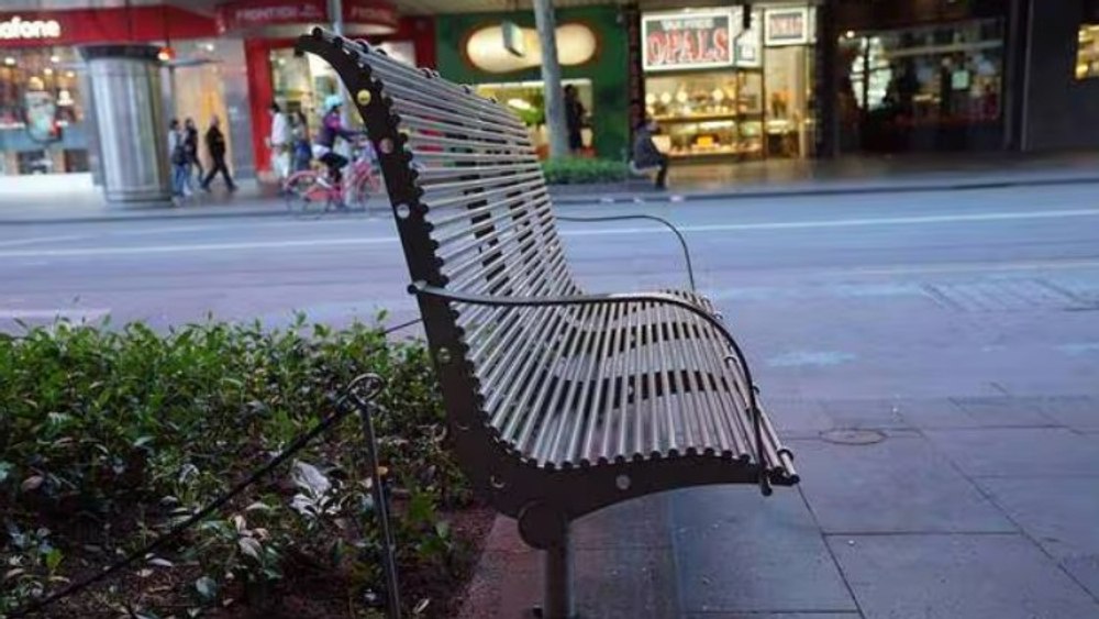 Dezamăgirea unui muncitor: a returnat 23.000 de euro găsiți pe o bancă și a primit o recompensă de doar 18 euro. „E o glumă?”