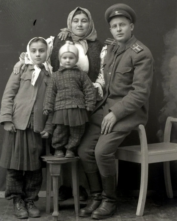 Plutonier din Ministerul Forțelor Armate din Republica Populară Română, în uniforma model 1952 ( foto: Colecția Muzeului Maramureșan, atelierul foto Kabat Emil)