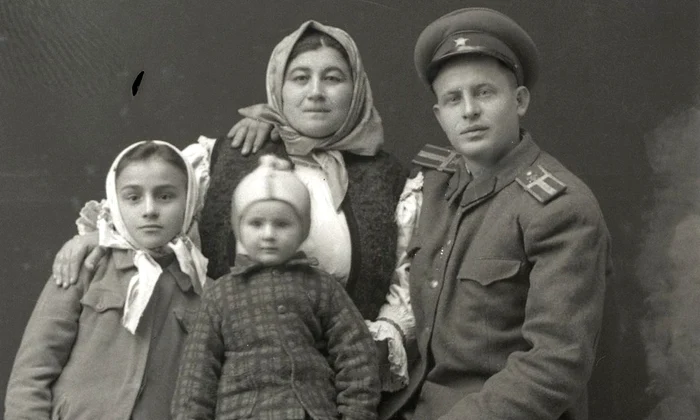 Plutonier din Ministerul Forțelor Armate din Republica Populară Română, în uniforma model 1952 ( foto: Colecția Muzeului Maramureșan, atelierul foto Kabat Emil)