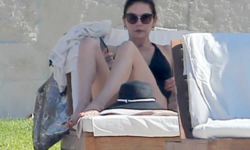 Exclusive    Premium: Catherine Zeta Jones And Michael Douglas Enjoy A Day At The Beach ***NO USE W/O PRIOR AGREEMENT   CALL FOR PRICING*** jpeg