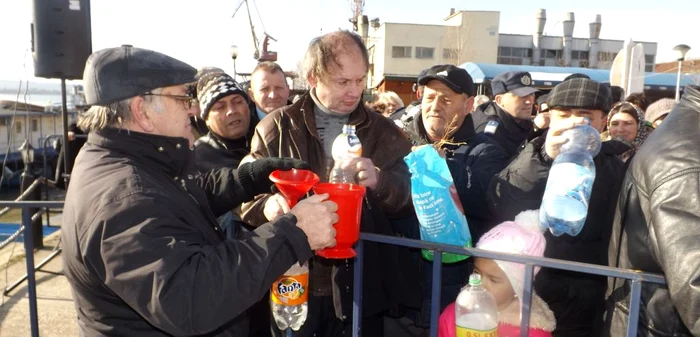 Severinenii au venit în număr mare în Portul Turnu Severin FOTO Corina Macavei