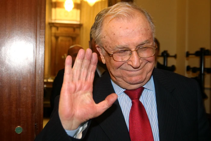 Starea generală a fostului președinte Ion Iliescu „se menține staționară”. Pacientul, supus unui „tratament complex”