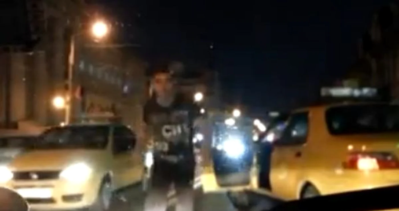 
    Taximetristul a fost amendat şi şi-a pierdut locul de muncă.  