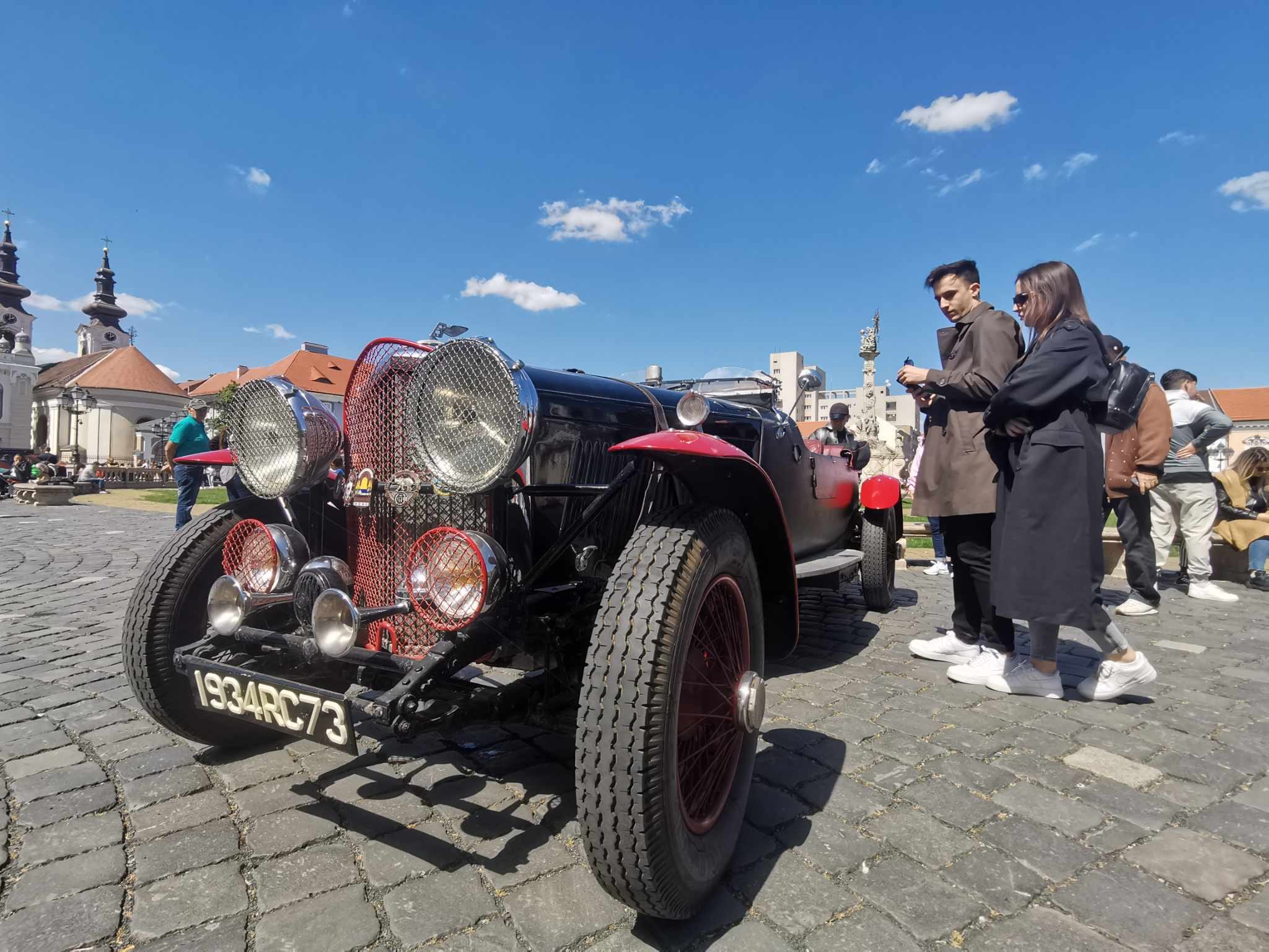 Un Bentley vechi de 100 de ani care impresionează în Timișoara. Un Bentley vechi de 100 de ani care impresionează în Timișoara.