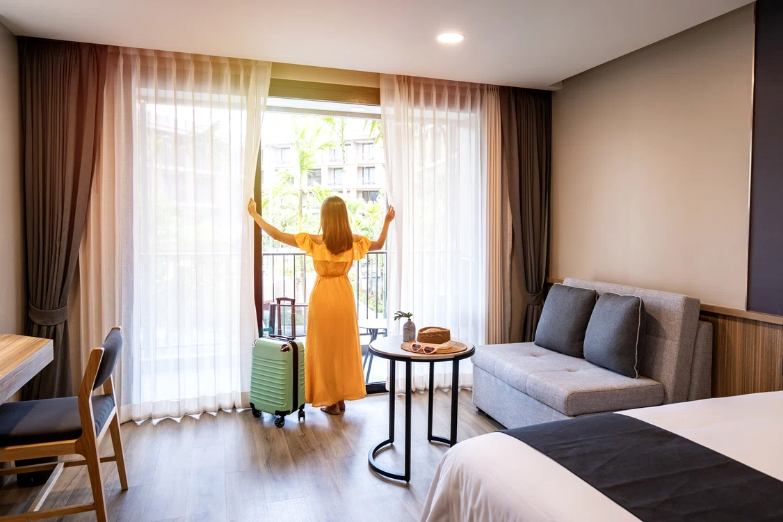 foto turistă în cameră de hotel