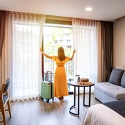 Turistă într-o cameră de hotel FOTO Shutterstock 