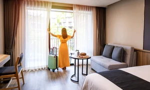 Turistă într-o cameră de hotel FOTO Shutterstock 