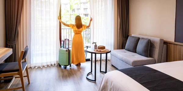 Turistă într-o cameră de hotel FOTO Shutterstock 