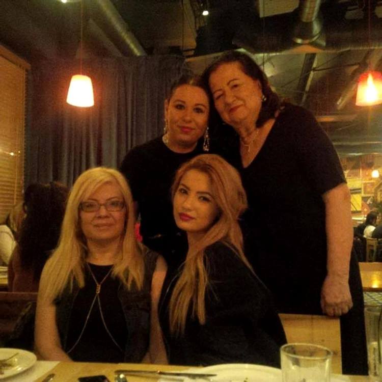 
    Mioara Roman a petrecut alături de fiicele sale şi nepoatăFOTO: Arhiva personală  
