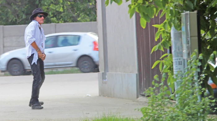 Joe Perry n-a mai așteptat să ajungă după boscheți şi și-a deschis șlițul în mijlocul străzii