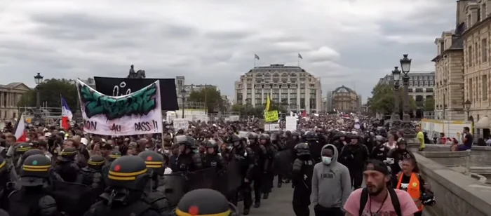 Pe lângă vaccinarea obligatorie pentru angajaţii din domeniul sănătăţii, manifestanţii au protestat împotriva aşa-numitului ''paşaport sanitar'' Foto: Captură video