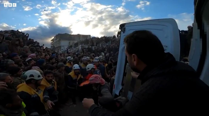 Victimele, găsite în viață, sunt duse către ambulanță FOTO Captură video BBC