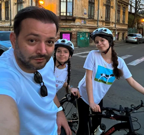 Mihai Morar alături de fetele sale