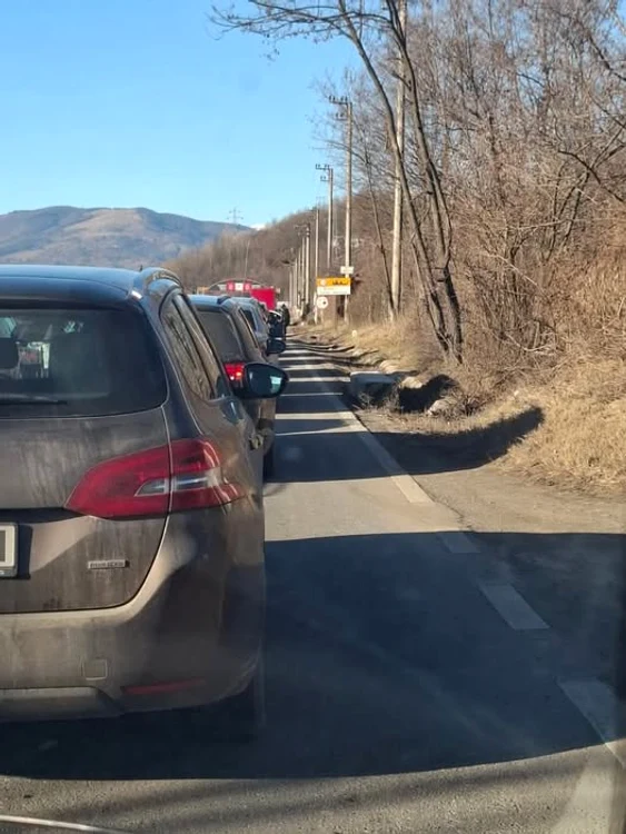 Șoferii au petrecut ore întregi la coadă pe Valea Prahovei FOTO Facebook / Știri Prahova 