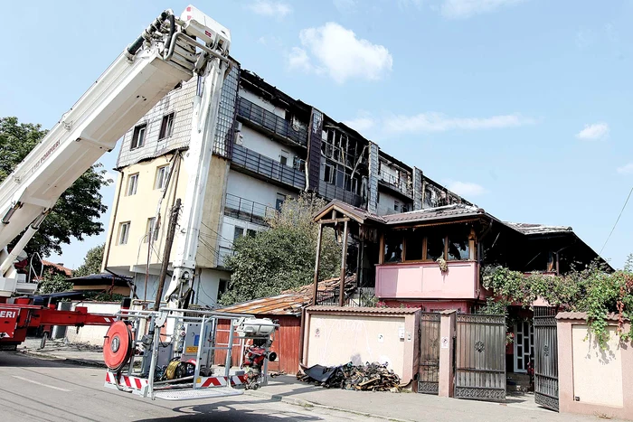 Valeria Drăghici şi soţul ei au rămas pe drumuri, după ce incendiul izbucnit la blocul din sectorul 5 s-a extins şi la locuinţa lor