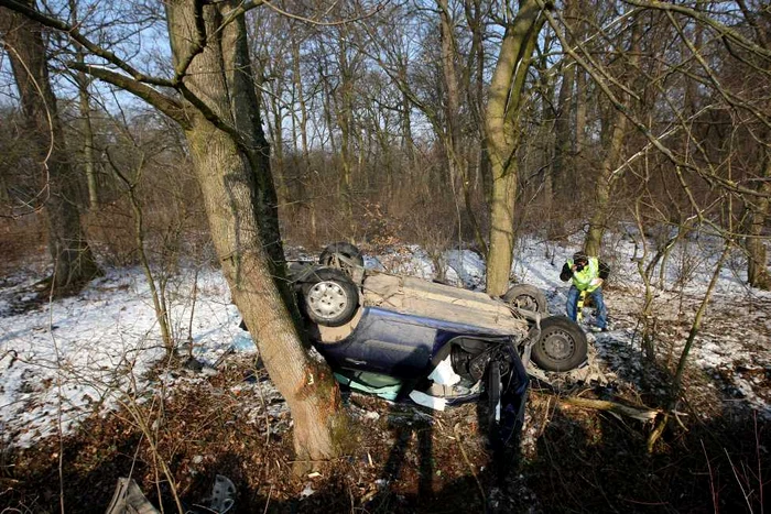 Tânăra de la volan a pierdut controlul maşinii, vehicul trecând peste calea ferată şi oprindu-se în pădure