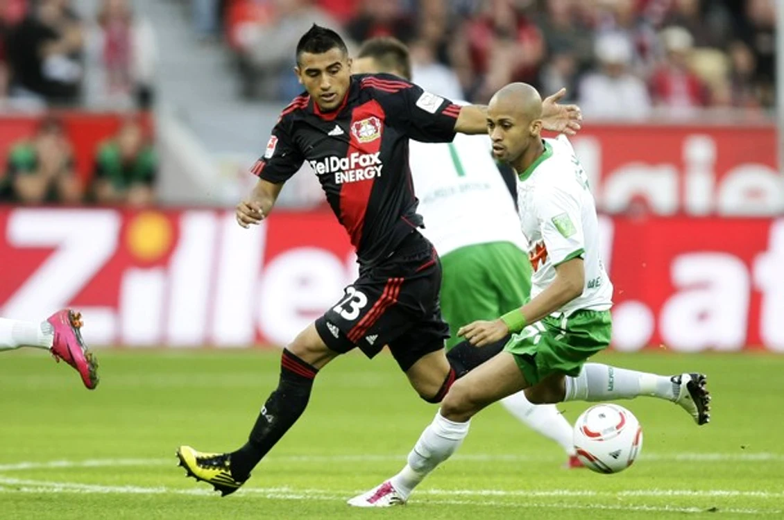 
    Arturo Vidal (stânga), jucătorul lui Leverkusen, a adus victoria chilienilor. Foto: Reuters  