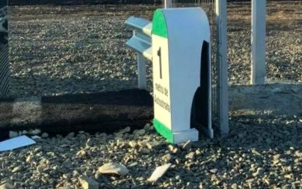 
    Singurul metru de autostradă din Moldova a fost realizat în şapte ore cu o echipă de 17 muncitoriFOTO: Facebook  