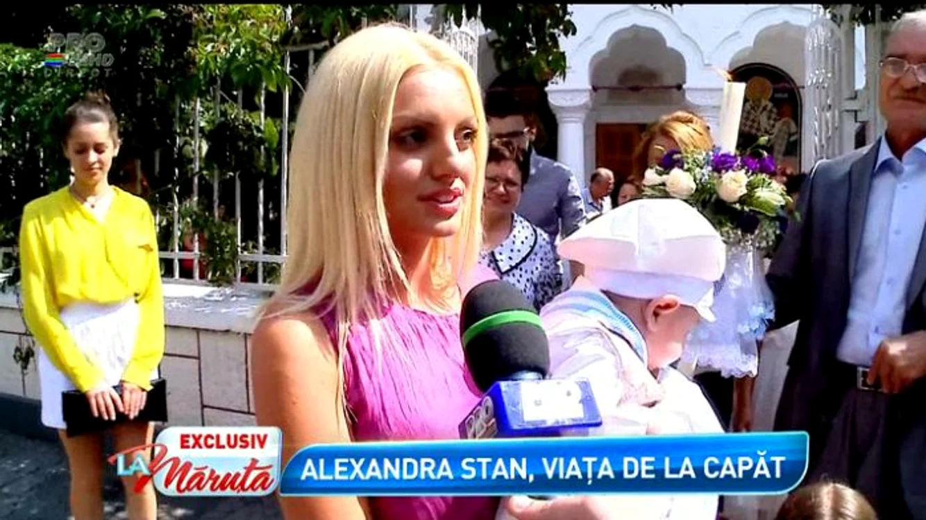 La botezul nepotului ei, Alexandra a radit într-o rochie ciclamen, vaporoasă (captură: PRO TV)