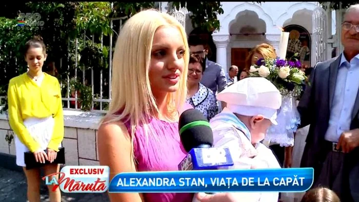 La botezul nepotului ei, Alexandra a radit într-o rochie ciclamen, vaporoasă (captură: PRO TV)