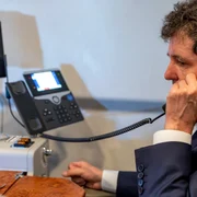 Nicușor Dan la telefon FOTO Facebook 