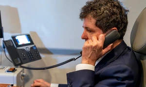 Nicușor Dan la telefon FOTO Facebook 
