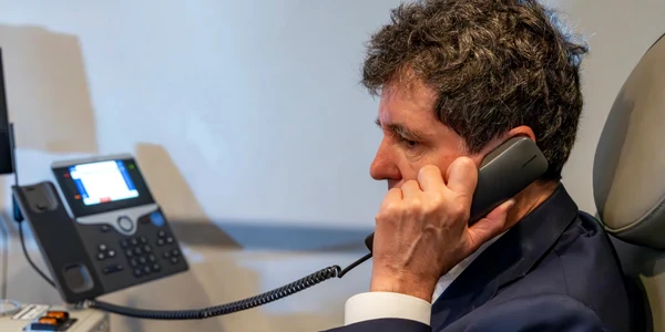 Nicușor Dan la telefon FOTO Facebook 