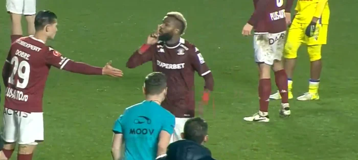 Boupendza le-a făcut fanilor semn să tacă FOTO Captură foto
