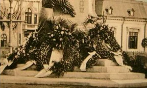 Începând din 1907, statuia lui Lascăr Catargiu domina actuala Piață Romană jpeg