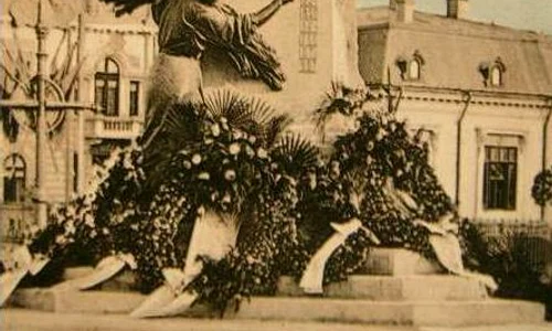 Începând din 1907, statuia lui Lascăr Catargiu domina actuala Piață Romană jpeg