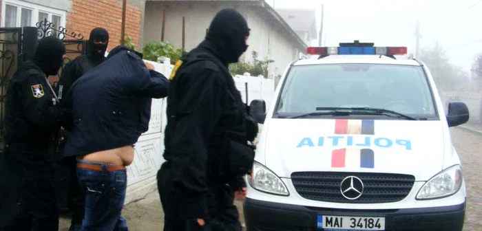 Autorităţile pentru investigarea fraudelor au reţinut şase persoane suspectate de infracţiuni economice FOTO Adevărul