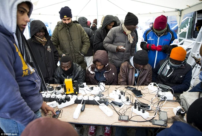 Imigranti in tabara de la Calis FOTO Daily Mail