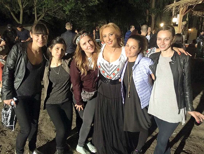 Iulia Vântur, încadrată de  Raluca Tătaru și Andreea  Caranda. Fetele vor rămâne  în țară de această dată