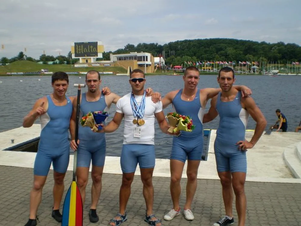 Campionul din Jijila, alături de colegii lui