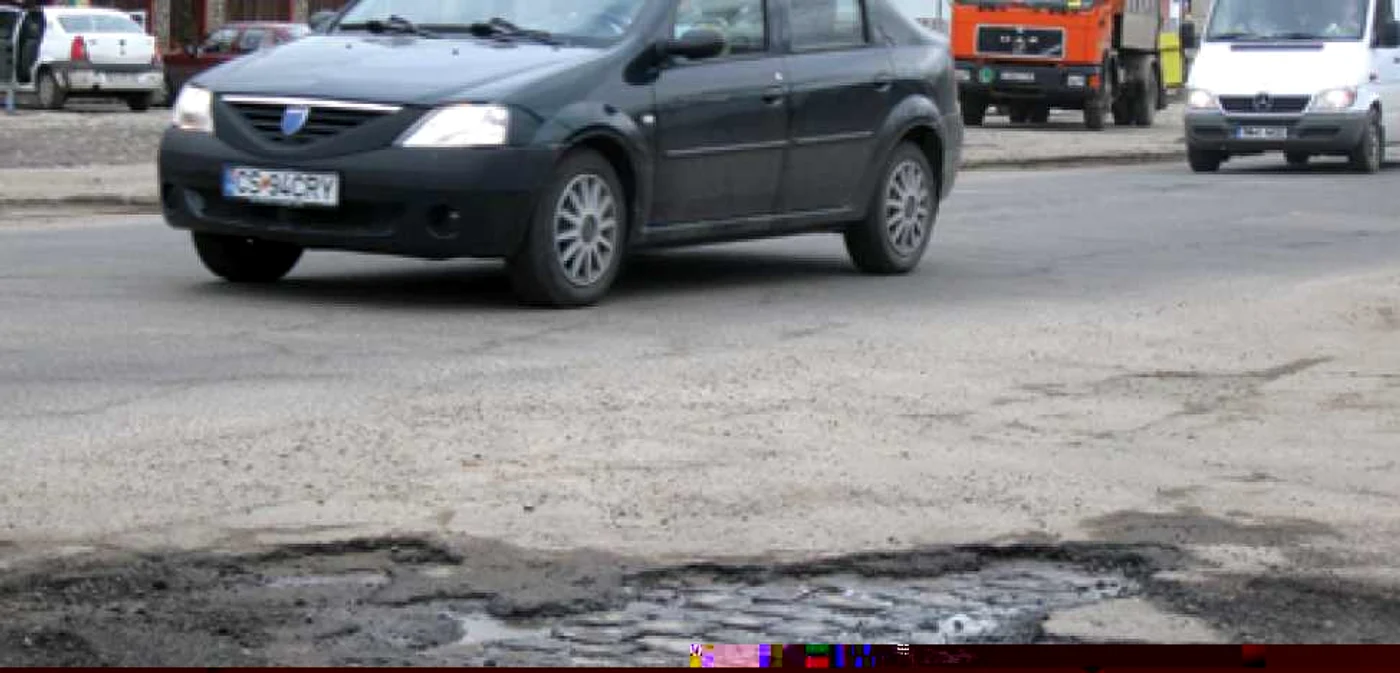 Craterele din şosele nu mai miră pe nimeni
