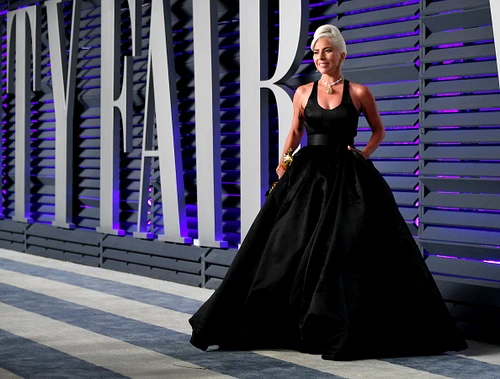 Ladey Gaga s-a schimbat tot într-o rochie neagră pentru petrecerea Vanity Fair