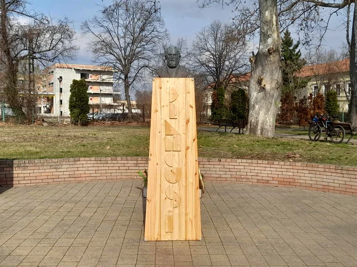 Mihai Donici la statuia lui Brâncuși de la Timișoara FOTO Ștefan Both