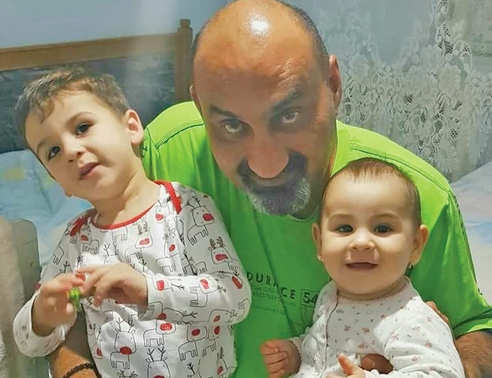 
    Gabi, alături  de cei cei doi  nepoței  