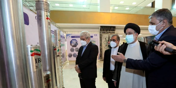  Preşedintele iranian Ebrahim Raisi însoţit de şeful Organizaţiei pentru Energie Atomică