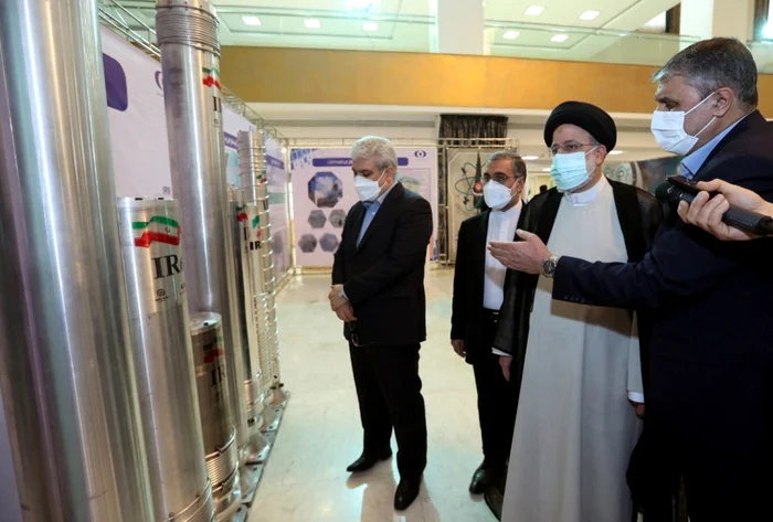 Preşedintele iranian Ebrahim Raisi însoţit de şeful Organizaţiei pentru Energie Atomică, la un eveniment în timpul „Zilei Tehnologiei Nucleare” din Iran FOTO Preşedinţia iraniană / AFP