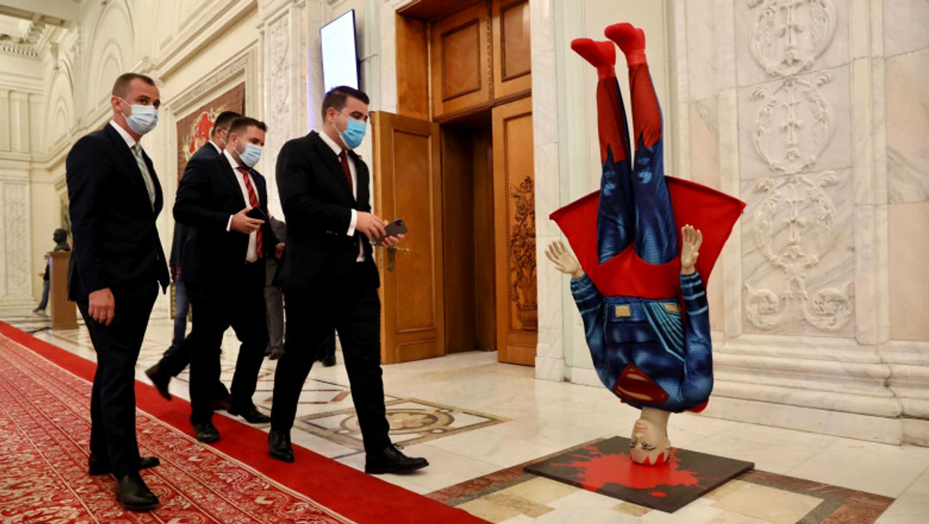 Alina Gorghiu a postat o fotografie cu macheta cu Superman din ParlamentFoto: Facebook/Alina Gorghiu