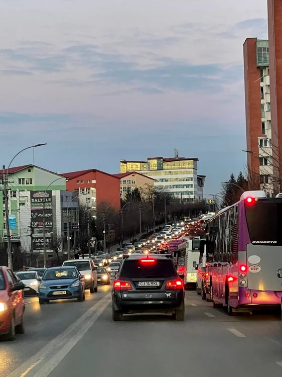 Mai multe străzi din Cluj-Napoca au fost blocate de cozile la nenzinării.