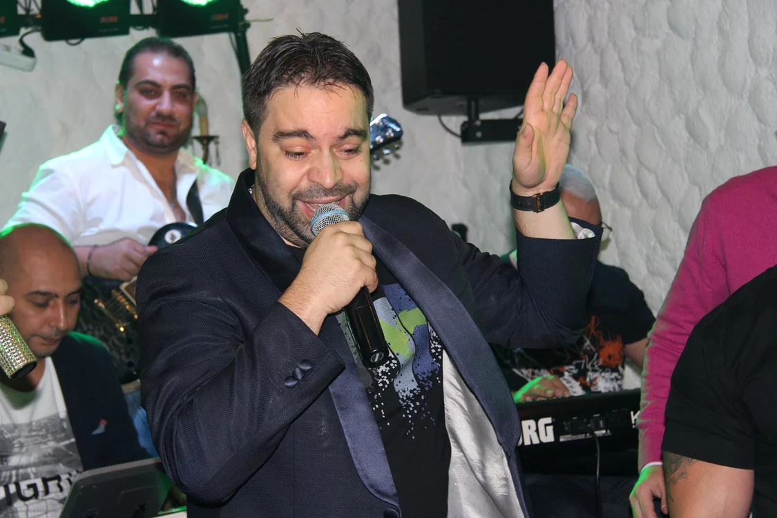 
    Florin Salam şi iubita sa RoxanaFoto Pro TV  