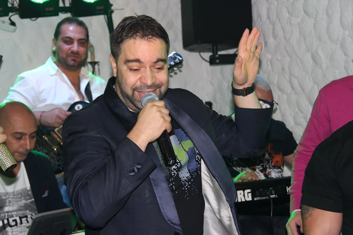 
    Florin Salam şi iubita sa RoxanaFoto Pro TV  