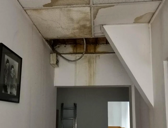 Spațiile de la etajul Primăriei Târgu Jiu au fost afectate de apa care s-a infiltrat Foto: Pandurul