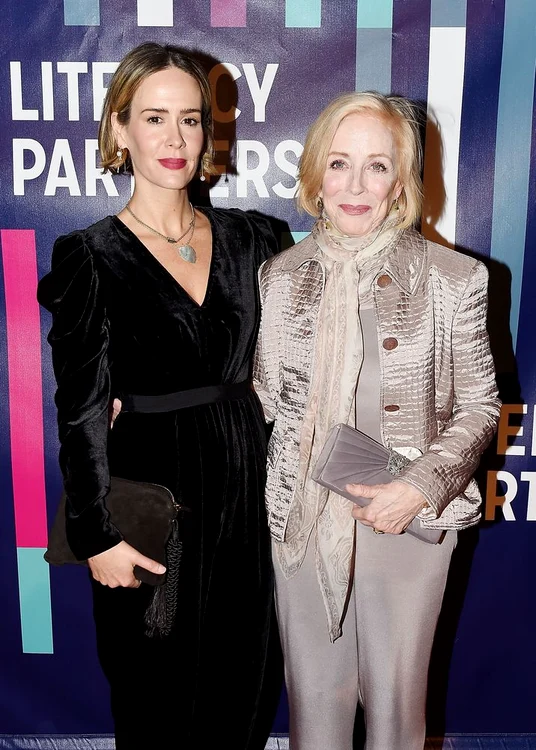 
    Sarah Paulson & Holland Taylor  