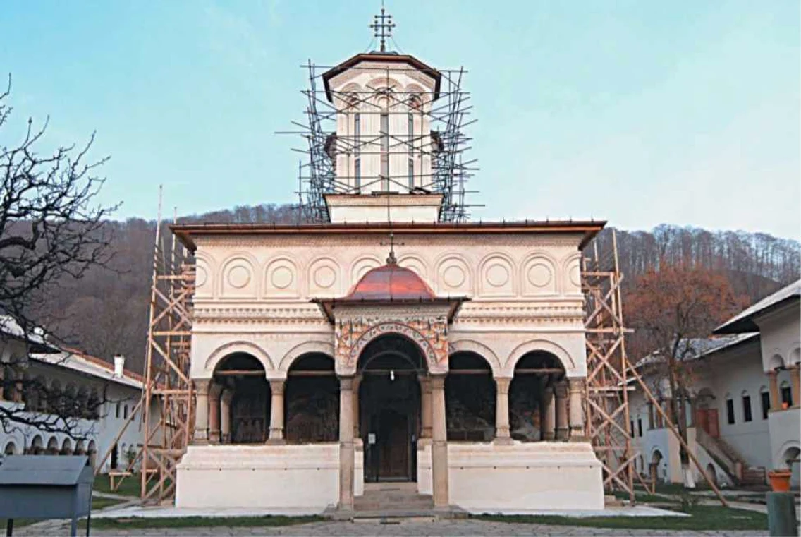 Mănăstirea Horezu - Vâlcea - singurul lăcaş de cult din Oltenia în patrimoniul UNESCO - faţada bisericii principale cu hramul „Sfinţii Împăraţi Constantin şi Elena” în timpul ultimei restaurări Foto Adevărul