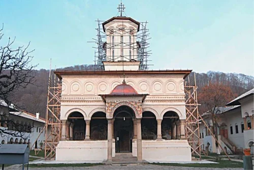 Mănăstirea Horezu - Vâlcea - singurul lăcaş de cult din Oltenia în patrimoniul UNESCO - faţada bisericii principale cu hramul „Sfinţii Împăraţi Constantin şi Elena” în timpul ultimei restaurări Foto Adevărul